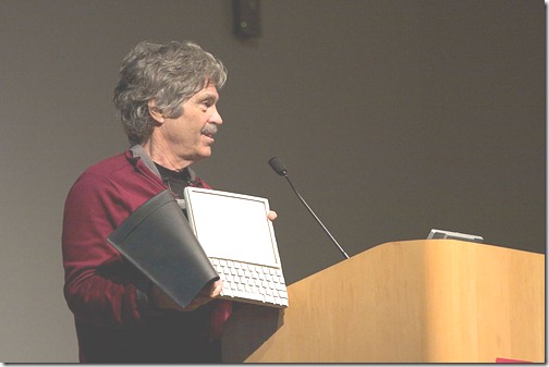 800px-Alan_Kay_and_the_prototype_of_Dynabook,_pt._5_(3010032738)